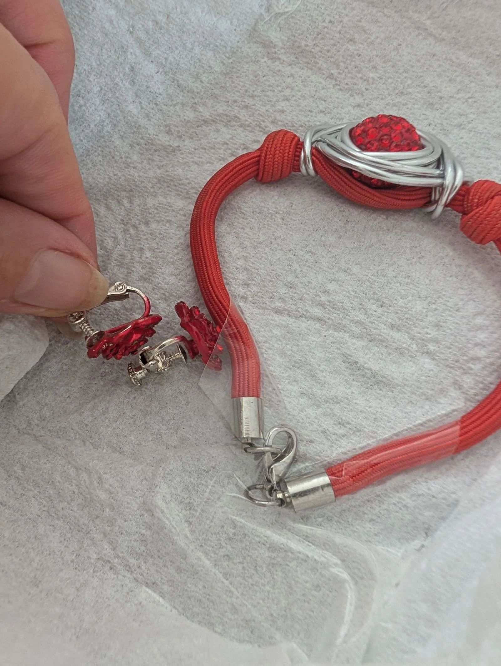 Conjunto collar+ pulsera+ pinzas de orejas con strass rojos – photo 8